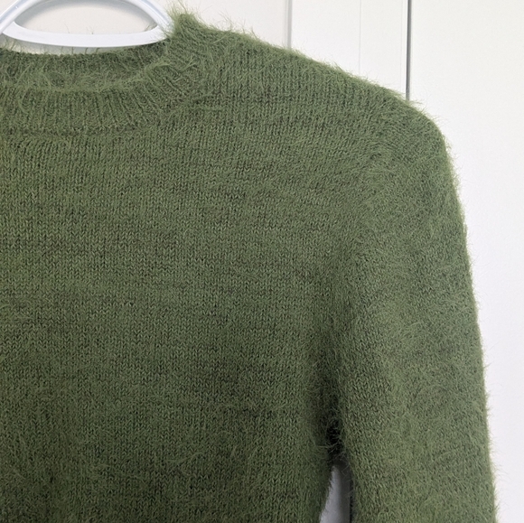 Fuzzy Green Cropped Sweater - Picture 5 of 8